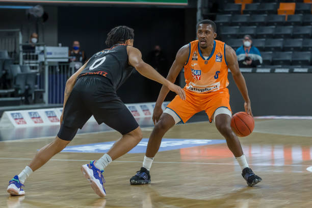 通过一系列 通过一系列